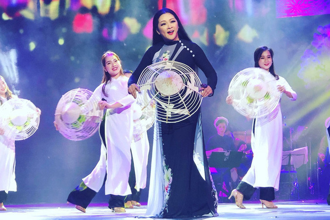 Như Quỳnh với ca khúc “Chờ người” (Khánh Băng).