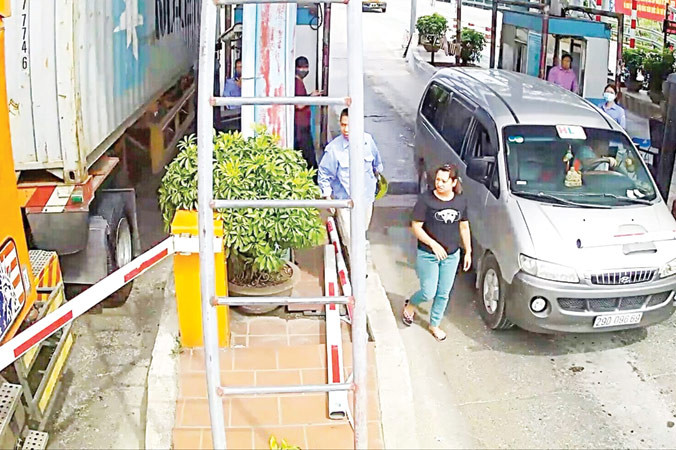 Có nhân viên đứng gác, nhưng mấy ngày qua tài xế xe tải vẫn húc gãy thanh chắn tại trạm Tân Đệ.