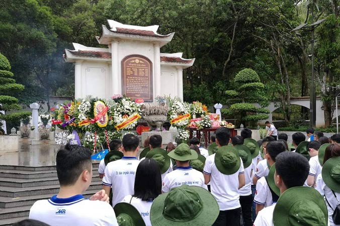 Hàng ngàn người tìm về Ngã ba Ðồng Lộc thắp hương tưởng nhớ 10 nữ TNXP.