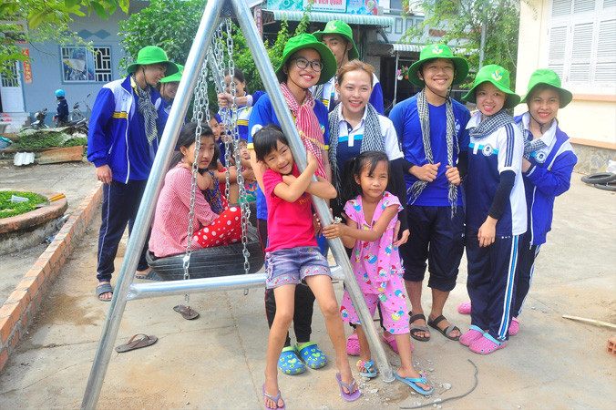 Các bạn sinh viên tình nguyện vui chơi cùng trẻ em địa phương.