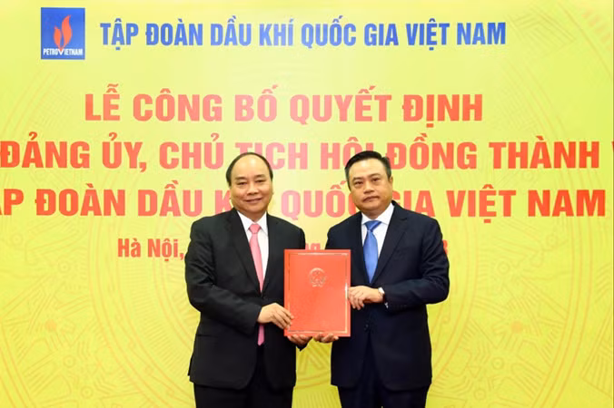 Thủ tướng Nguyễn Xuân Phúc trao quyết định cho ông Trần Sỹ Thanh.