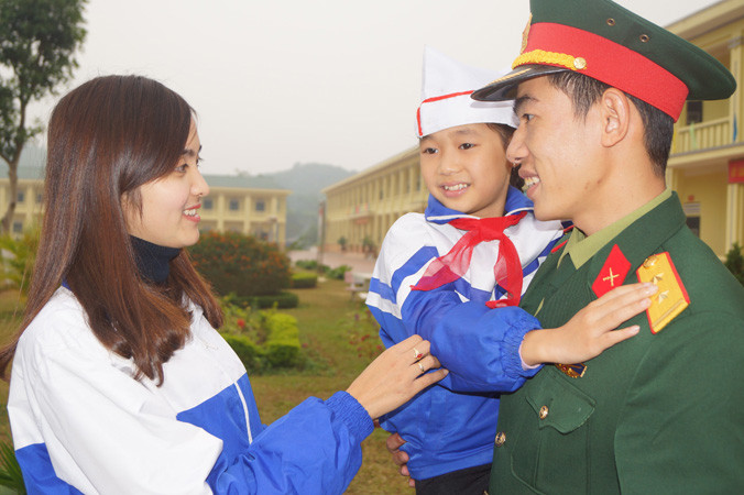 Tạo môi trường sống và công tác thuận lợi để cán bộ, sĩ quan trẻ yên tâm cống hiến là một trong những mục tiêu mà tọa đàm hướng tới. Ảnh: NGUYỄN MINH.