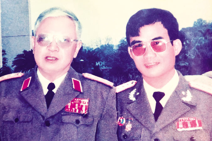 Tác giả với Thượng tướng Ðặng Vũ Hiệp.