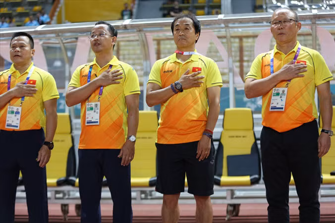 HLV Park Hang seo (bìa phải) không vui khi biết một số ý kiến từ các nhà chuyên môn trong nước cho rằng ông đã tiêu tốn sức lực cầu thủ không cần thiết trong trận thắng Olympic Nhật Bản ở vòng bảng, dẫn đến chấn thương của tiền vệ Hùng Dũng. Ảnh: VSI.