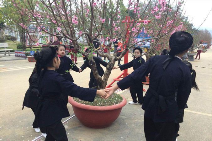 Vui với hoa đào nở rộ. Ảnh: Duy Chiến.