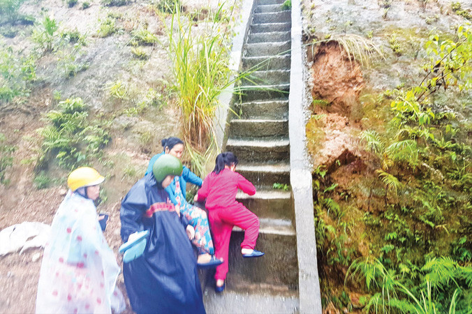 Cuộc tháo chạy hoảng loạn vì tin đồn vỡ đập thủy điện sông Tranh 2 ngay trong những ngày mưa bão tháng 11/2017. Ảnh: H. Văn.