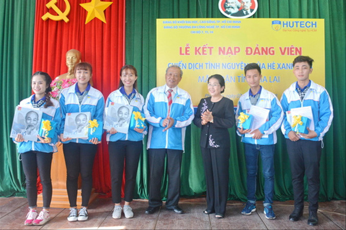 5 sinh viên tình nguyện được kết nạp Ðảng