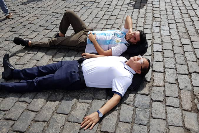 Tác giả nằm với CĐV Argentina trên Quảng trường Đỏ.