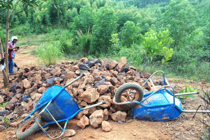 Một điểm tập kết quặng sắt dưới chân núi.