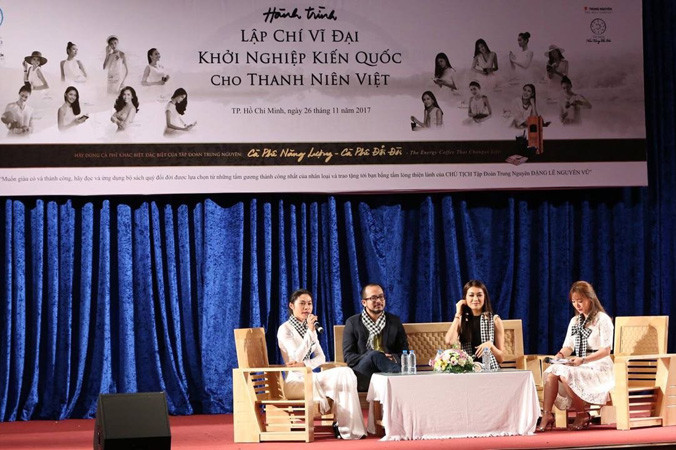 Lê Thị Hiền (bìa trái) đang phát biểu.