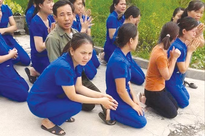 Ai dàn dựng cho các cô quỳ, khóc?