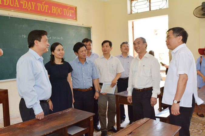 Đoàn kiểm tra của Bộ GD&ĐT đang thị sát một điểm thi tại Hải Dương. Ảnh: Nghiêm Huê