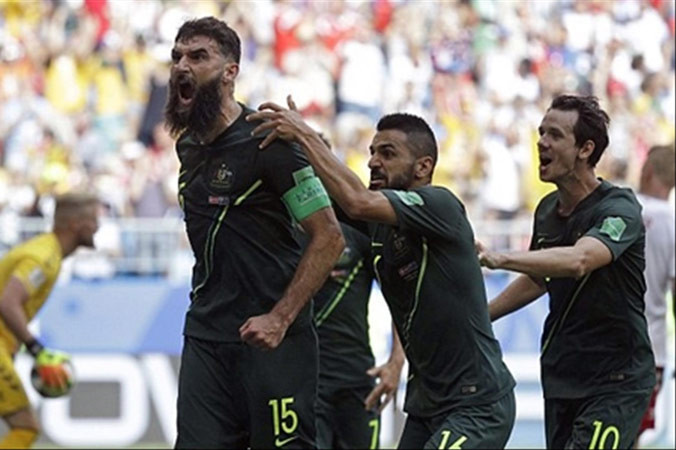 VAR giúp Australia giành điểm đầu tiên ở World Cup