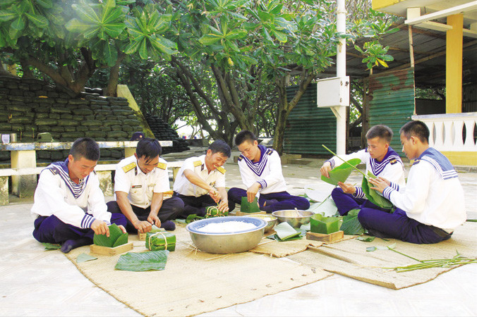 Cán bộ, chiến sĩ đảo Phan Vinh gói bánh chưng đón Tết.
