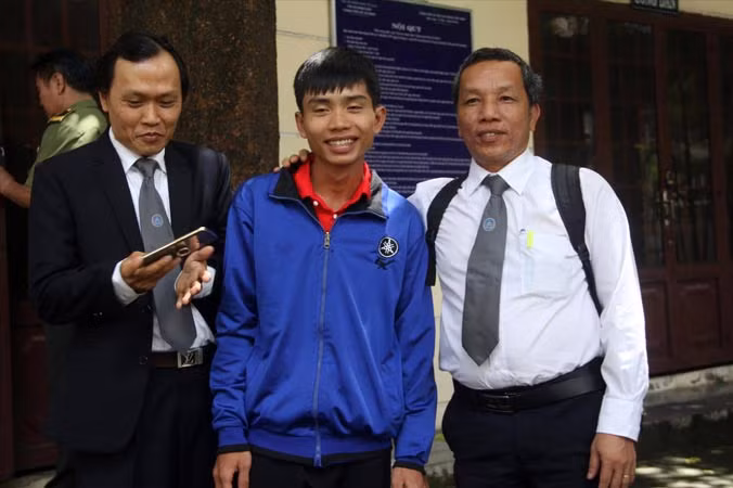 Ðặng Thanh Tuấn (giữa) cùng luật sư sau phiên tòa hôm qua. Ảnh: Tân Châu.