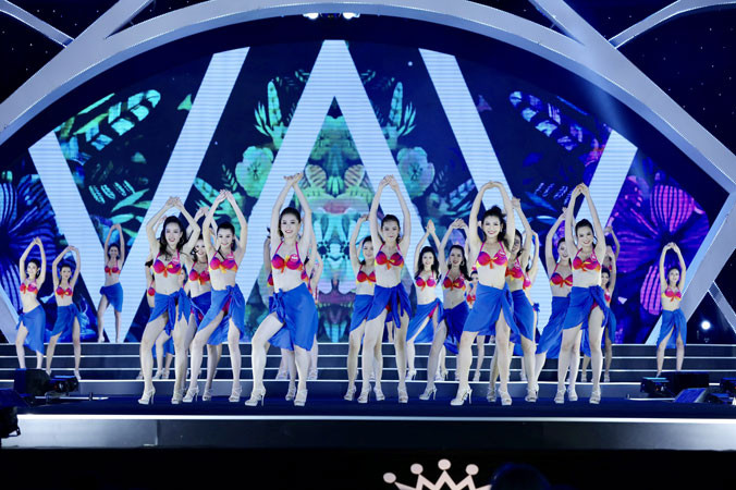 Màn đồng diễn Bikini gợi cảm của thí sinh HHVN. Ảnh: Hồng Vĩnh.