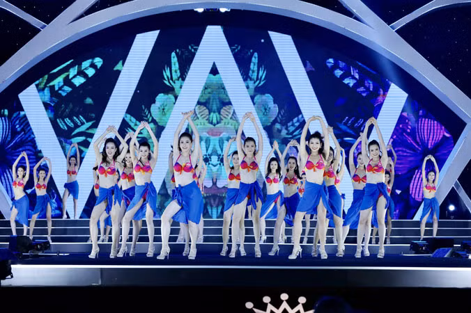 Màn đồng diễn Bikini gợi cảm của thí sinh HHVN. Ảnh: Hồng Vĩnh.