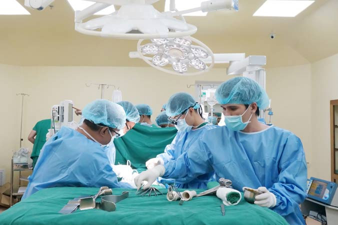 Các bác sĩ đang thực hiện ca ghép thận.
