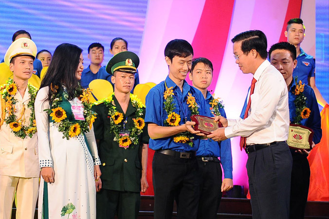 Trưởng Ban Tuyên giáo T.Ư Võ Văn Thưởng trao biểu trưng Thanh niên tiên tiến làm theo lời Bác cho Gương mặt trẻ tiêu biểu Việt Nam 2017 Vũ Văn Bình. Ảnh: Xuân Tùng.