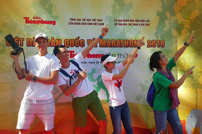 Các VĐV phong trào tạo dáng ở khu vực tổ chức sự kiện trước ngày bước vào tranh tài. Ảnh: Hùng Cường.