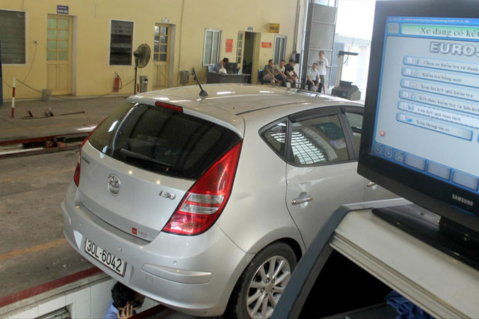 Sau khi bị “tuýt còi”, Cục Ðăng kiểm lại dẫn quy định khác để tiếp tục từ chối kiểm định với xe bị phạt nguội chưa nộp phạt. Ảnh: VL.