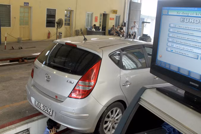 Sau khi bị “tuýt còi”, Cục Ðăng kiểm lại dẫn quy định khác để tiếp tục từ chối kiểm định với xe bị phạt nguội chưa nộp phạt. Ảnh: VL.