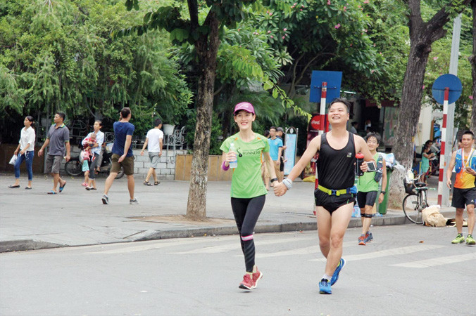 Vợ chồng cô giáo tiếng Anh Nguyễn Phương Thuỳ luôn sát cánh bên nhau cả trên đường chạy và đường đời. Ảnh: T.P.