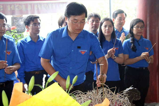 Anh Lê Quốc Phong, Ủy viên dự khuyết BCH Trung ương Ðảng, Bí thư thứ nhất T.Ư Ðoàn dâng hương tưởng nhớ 13 liệt sỹ TNXP Truông Bồn.