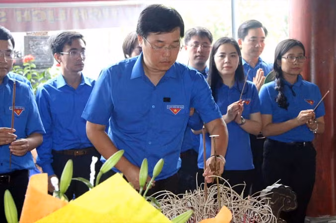 Anh Lê Quốc Phong, Ủy viên dự khuyết BCH Trung ương Ðảng, Bí thư thứ nhất T.Ư Ðoàn dâng hương tưởng nhớ 13 liệt sỹ TNXP Truông Bồn.