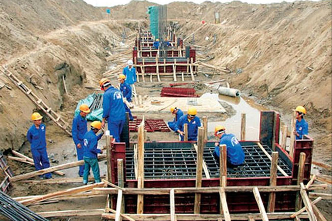 Các chuyên gia cho rằng, cần có chế tài với những dự án đầu tư công lãng phí, đội vốn.