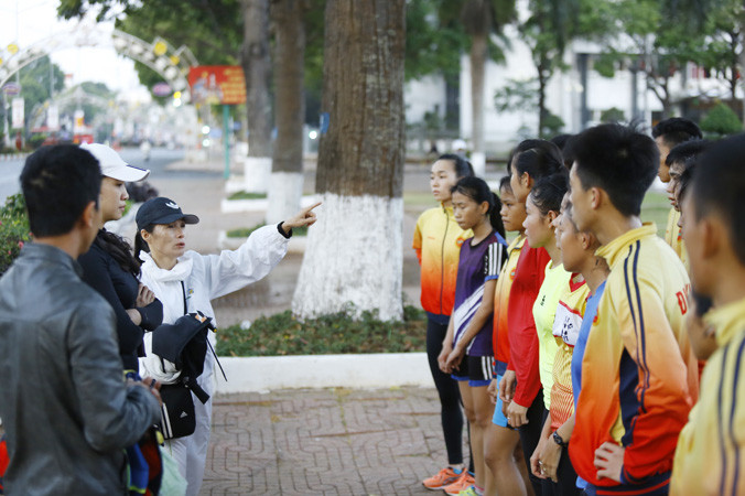 Các HLV đoàn Khánh Hòa hướng dẫn các học trò trước khi bước vào buổi tập sáng trên vùng đất Ban Mê. Ảnh: Như Ý.