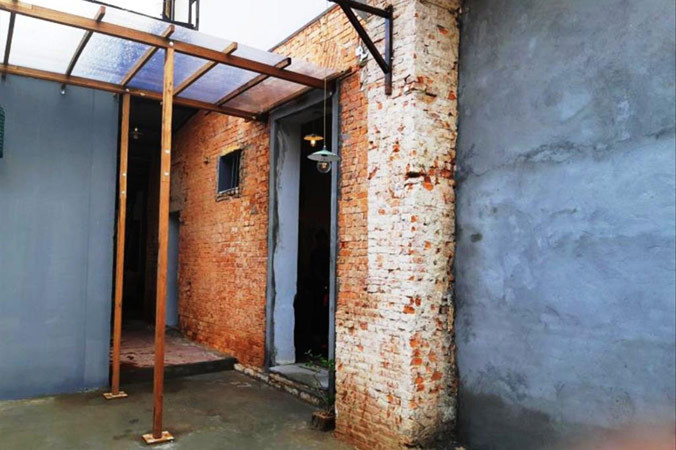 Chủ thuê chỉ mới cho tô trát vữa mới “lấy lệ” ở phần tường nhỏ phía trước, còn mặt sau vẫn để nguyên như sau khi vừa bị tẩy phá.