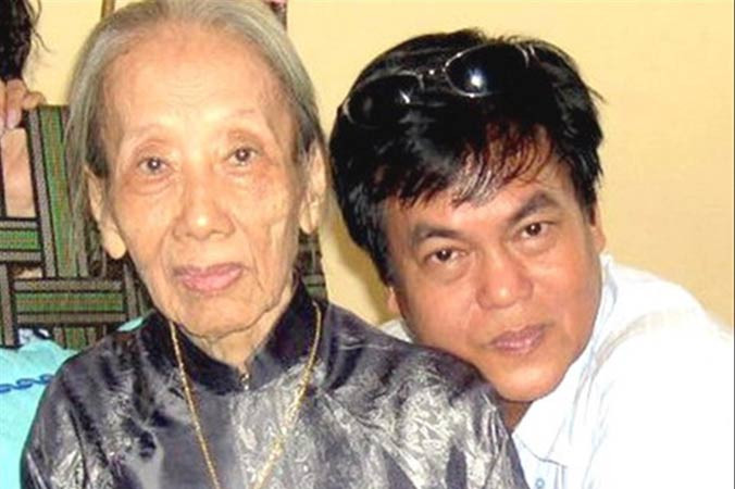 Bà Tùng Long và con trai - nhà văn Nguyễn Ðông Thức.