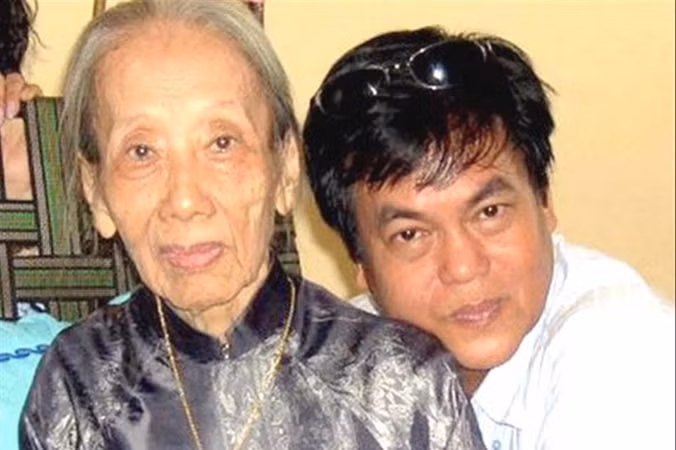 Bà Tùng Long và con trai - nhà văn Nguyễn Ðông Thức.