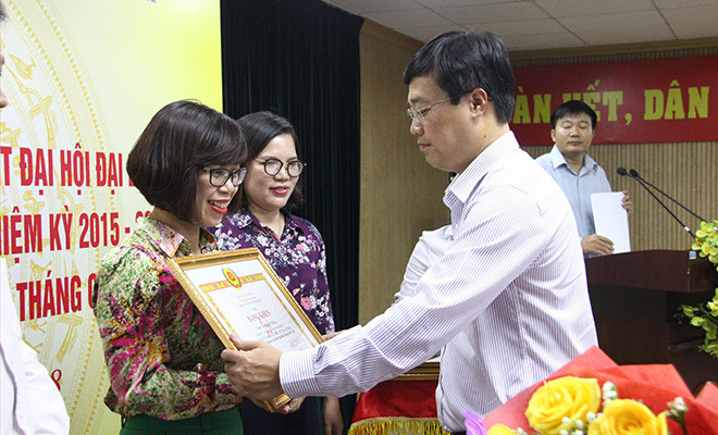 Bí thư thứ nhất T.Ư Đoàn, Bí thư Đảng ủy T.Ư Đoàn Lê Quốc Phong tặng Bằng khen cho tổ chức đảng đạt tiêu chuẩn “trong sạch, vững mạnh” tiêu biểu. Ảnh: Lâm Hải.