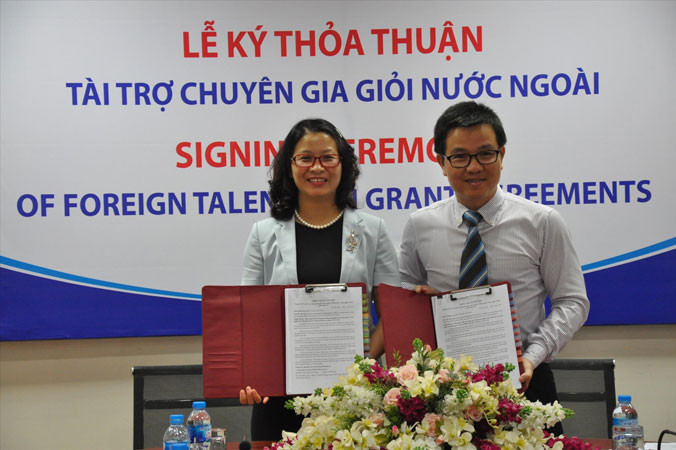 Ông Lương Văn Thắng, Giám đốc Ban quản lý Dự án FIRST ký kết hợp đồng tài trợ Dự án Tiếp thu và làm chủ công nghệ khai thác ảnh vệ tinh của Hoa Kỳ trong đánh giá thực trạng dự báo năng suất, phục vụ đổi mới quản lý sản xuất ngô tại Việt Nam của Học viện N