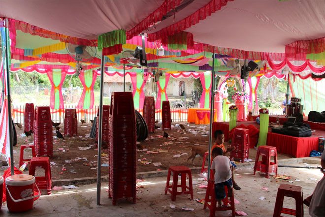 Khung cảnh đìu hiu rạp cưới tại nhà cô dâu. Ảnh: P.V.