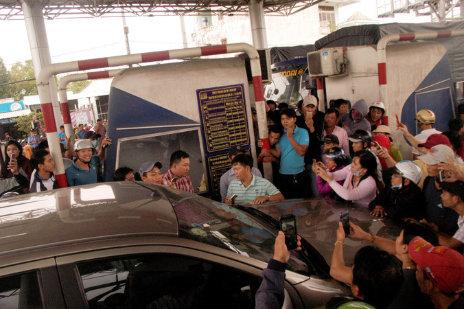 Tài xế dùng tiền lẻ mua vé, tình hình hỗn loạn tại trạm BOT Cần Thơ - Phụng Hiệp ngày 5/1. Ảnh: Cảnh Kỳ.