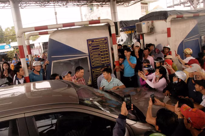 Tài xế dùng tiền lẻ mua vé, tình hình hỗn loạn tại trạm BOT Cần Thơ - Phụng Hiệp ngày 5/1. Ảnh: Cảnh Kỳ.