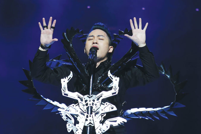 Mỗi lần Tùng Dương bước ra sân khấu trong trang phục mới thay, khán giả lại một phen xôn xao. Ảnh: Hòa Nguyễn.