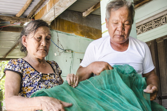 Ngư dân Nguyễn Quang Thanh có đôi tay lực lưỡng, nhờ thời chèo thuyền.