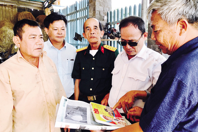 Họ vui mừng khi hay tin đồng đội là ông Nam Lai được nhà nước tặng danh hiệu Anh hùng lực lượng vũ trang nhân dân.