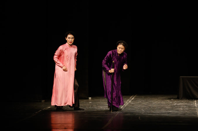 Đại Hưng (Ngọc Trâm) và cụ Đại Lợi (Phương My) – điểm nhấn duyên dáng trong “Quẫn”. Ảnh: Hương Đào.