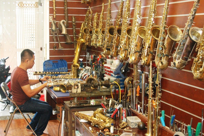 Một góc “bệnh viện kèn”. Ảnh: Trần Nguyễn Anh.