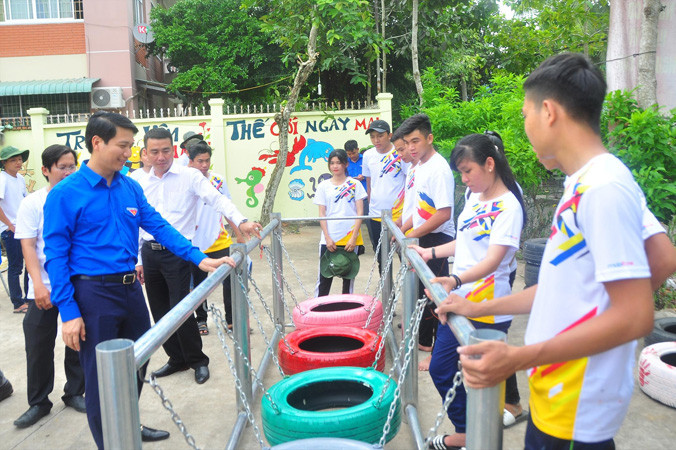 Anh Nguyễn Ngọc Lương, Bí thư Trung ương Ðoàn, thăm sinh viên tình nguyện tại Cần Thơ. ẢNH: HÒA HỘI.