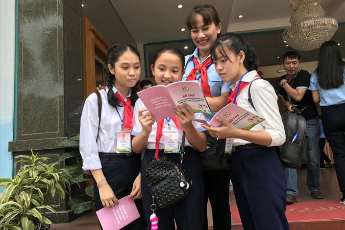 Hà Lam (ngoài cùng, bên trái) tại Liên hoan “Chỉ huy Ðội giỏi” toàn quốc lần III, năm 2018. ẢNH: NGỌC THẮNG.