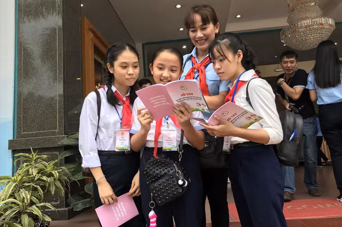 Hà Lam (ngoài cùng, bên trái) tại Liên hoan “Chỉ huy Ðội giỏi” toàn quốc lần III, năm 2018. ẢNH: NGỌC THẮNG.