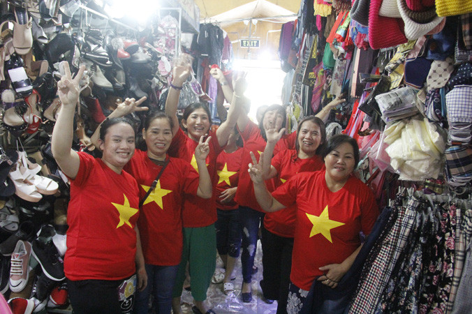 Tiểu thương chợ Đống Đa háo hức cổ vũ đội tuyển U23 Việt Nam trước trận gặp U23 Qatar. Ảnh: Thanh Trần.