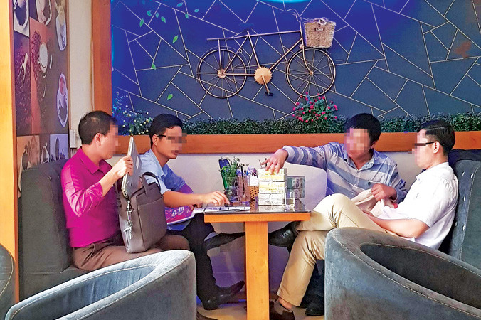 Hàng ngày, lượng tiền giao dịch mua đất tại quán cafe Nắng lên đến hàng chục tỷ đồng.