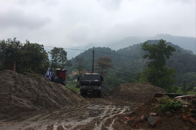 Xe tải chở vật liệu xây dựng vẫn đang hoạt động phục vụ xây dựng biệt thự.